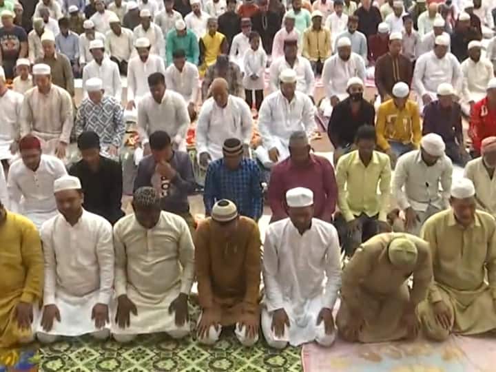 Eid al-Adha 2022 in Delhi Devotees offer namaz at Jama Masjid on the occasion of Eid Al Adha Eid al-Adha 2022: दिल्ली की जामा मस्जिद में बकरीद के मौके पर अदा की गई नमाज, बड़ी संख्या में पहुंचे नमाजी