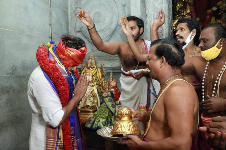 ఆలయానికి వచ్చిన పవన్ కల్యాణ్ ను చూసేందుకు స్థానికులు ఎగబడ్డారు.