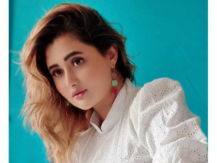 प्रसिद्ध टीव्ही अभिनेत्री रश्मी देसाई गेल्या काही दिवसांपासून सोशल मीडियावर खूप सक्रिय आहे. (photo:imrashamidesai/ig)