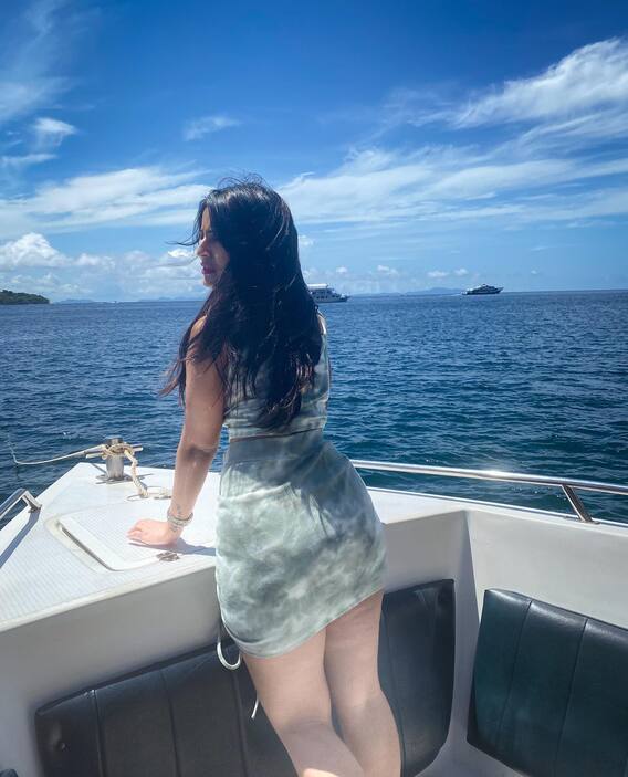 Ananya Nagalla: లవ్ సింబల్ చూపిస్తున్న అనన్య నాగళ్ల
