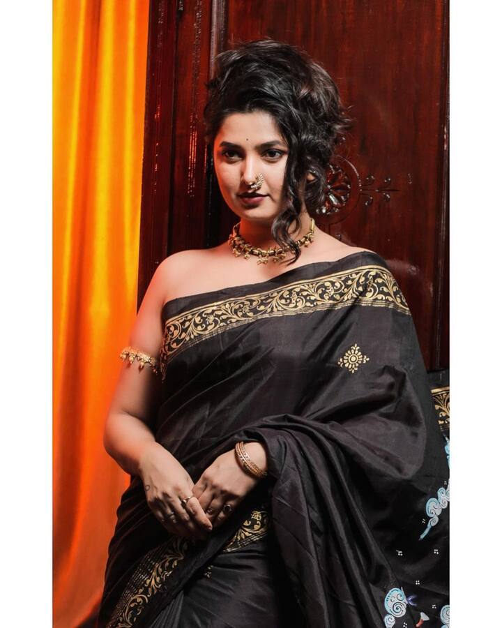 ‘महाराष्ट्राची हास्य जत्रा’ असो वा कोणताही चित्रपट, प्राजक्ताचा साडी लूक नेहमीच चाहत्यांना घायाळ करतो.