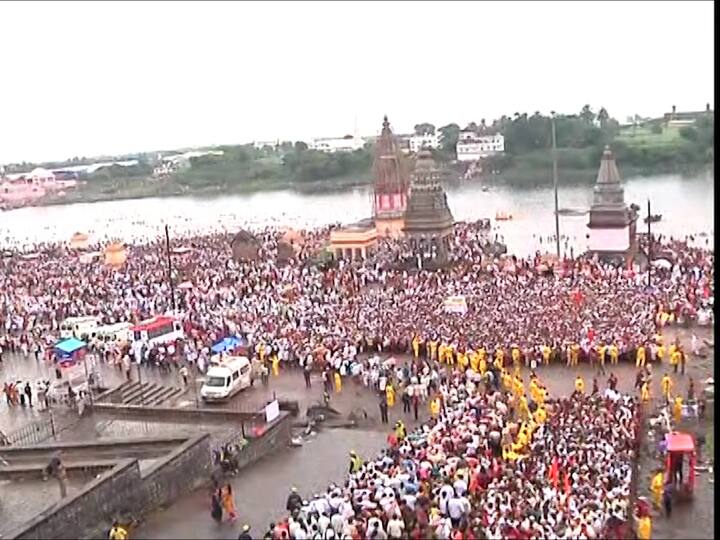 विठ्ठलाच्या मुखदर्शनासाठी 8 तासांहून अधिक वेळ लागत आहे. तर पदस्पर्श दर्शनासाठी 14 तासांहून अधिक वेळ लागत असल्याचं मंदिर समितीच्यावतीनं सांगण्यात आलं आहे.