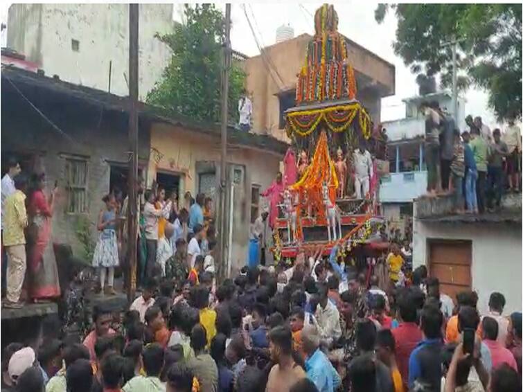 maharashtra jalgaon 147 years tradition of pulling Rama's rath on the occasion of Ashadi Ekadashi Ashadhi Wari 2022 : आषाढी एकादशीच्या निमित्ताने जळगावात रामाचा रथ ओढण्याची 147 वर्षांची अखंड परंपरा; हजारो भाविकांची गर्दी