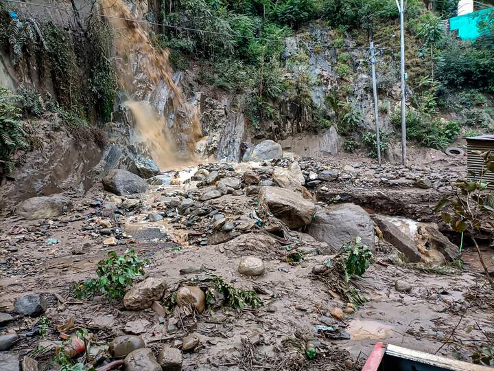 অন্যদিকে, অমরনাথে গিয়ে আটকে পড়েছেন পুলিশ কর্মী প্রবীর কর্মকার। ১ জুলাই পরিবার-সহ ৮০ জনের দলের সঙ্গে রওনা দেন কলকাতা লেদার কমপ্লেক্স থানা এলাকার তারদহের বাসিন্দা ওই পুলিশ কর্মী।