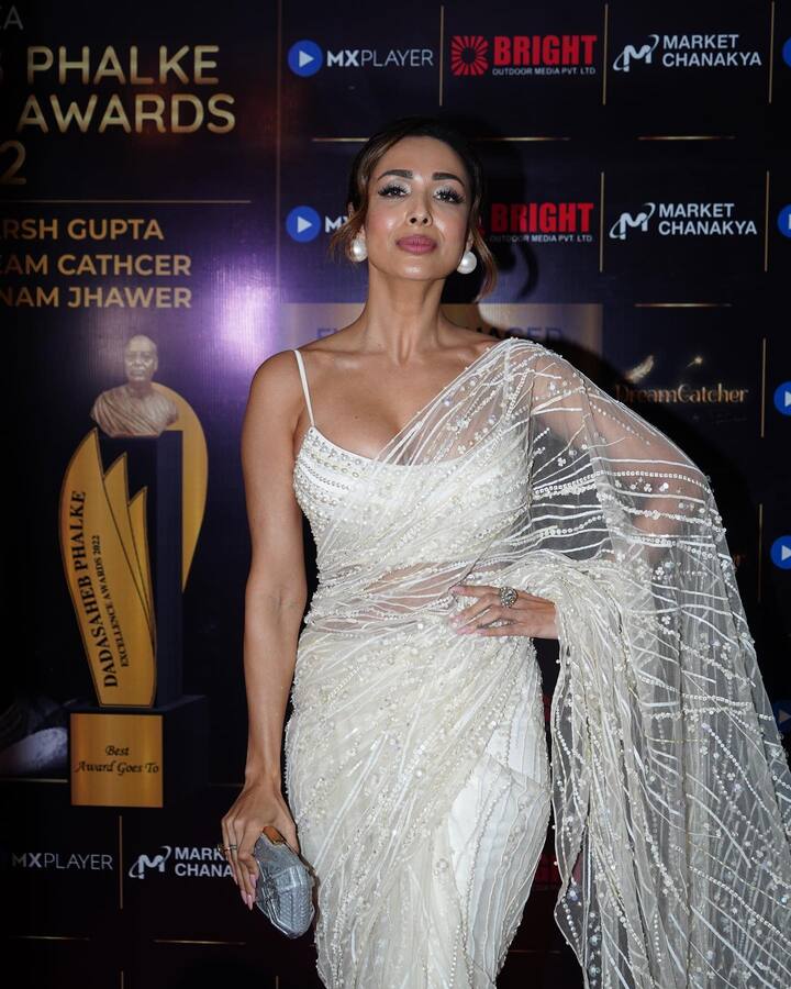 नेटच्या व्हाईट साडीसोबत मलायकाने स्ट्रॅप असलेलं मॅचिंग ब्लाऊज घातलं असून मोठे पर्ल इअररिंग्ससह हा लूक पूर्ण केला आहे.