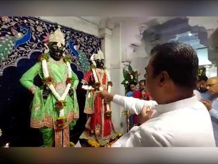 ‘जिथे कंपनी तिथे एखादे मंदिर’ बिर्ला उद्योग समूहाचं हे वैशिष्ट्य आहे.