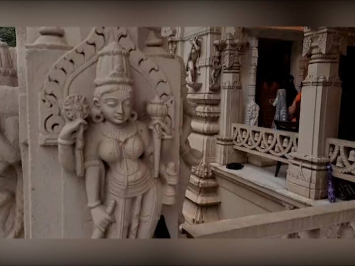 उल्हासनगरचे बिर्ला मंदिर अतिशय देखणे असून विविध कलाकुसर अत्यंत बारकाईने या मंदिरात करण्यात आली आहे.