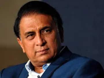 ১৯৭১ সালে ওয়েস্ট ইন্ডিজের বিরুদ্ধে প্রথমবার টেস্টে সুযোগ পান গাওস্কর। ২১ বছর বয়সে আন্তর্জাতিক ক্রিকেটে অভিষেক হয় তাঁর।
