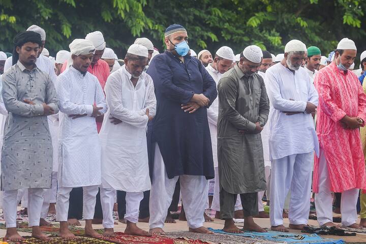 রবিবার বকরি ইদের অনুষ্ঠানে চলছে নমাজ পাছের অনুষ্ঠান। রেড রোজ ছাড়াও আরও একাধিক জায়গায় নমাজ পাঠের আয়োজন করা হয়েছিল। ছবি: পিটিআই