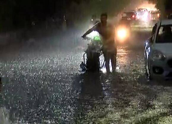 Rain lashes parts of Ahmedabad અમદાવાદમાં ગાજવીજ સાથે વરસાદ, અનેક જગ્યાએ ભરાયા પાણી