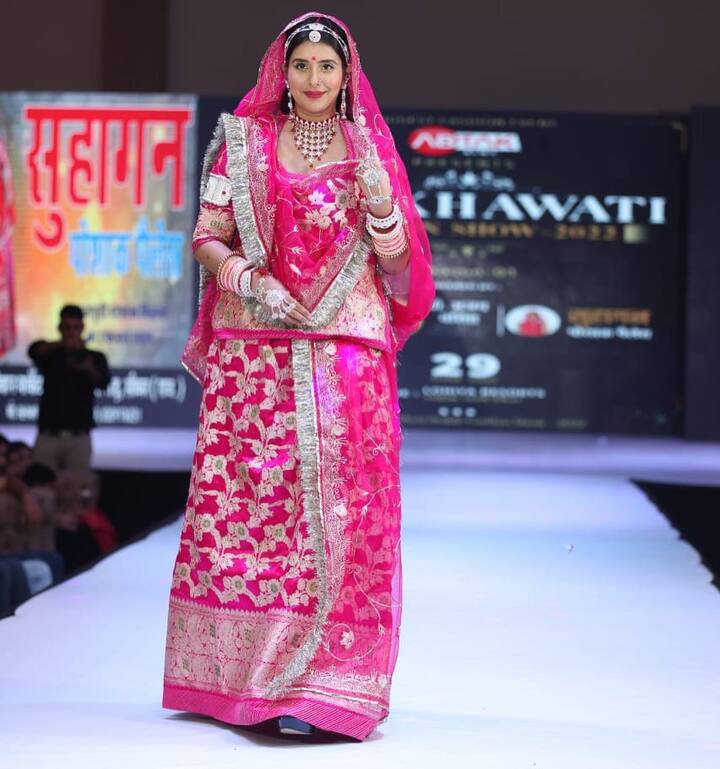 हाल ही में, चारु असोपा ने एक फैशन शो में बतौर शो स्टॉपर पहुंचीं, जहां उन्होंने अपने पारंपरिक अवतार से सभी को हैरान कर दिया.