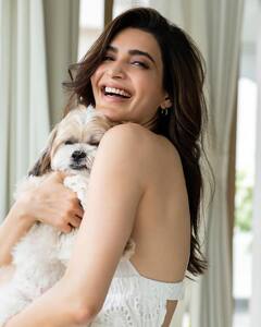 Karishma Tanna Pics: व्हाइट ड्रेस में करिश्मा तन्ना ने बढ़ाया इंटरनेट का तापमान, फैन्स बोले-ये तो अप्सरा है...