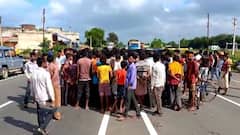 Purulia: বাড়ি ফেরার পথে পেট্রোল পাম্পের ম্যানেজার ও ছেলেকে কুপিয়ে খুন, প্রতিবাদে অবরোধ গ্রামবাসীদের