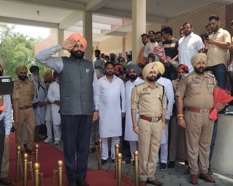 Cabinet Minister visited Circuit House Ferozepur Honored with the Guard of Honor ਕੈਬਨਿਟ ਮੰਤਰੀ ਬਣਨ ਤੋਂ ਬਾਅਦ ਫੌਜਾ ਸਿੰਘ ਪਹੁੰਚੇ ਫਿਰੋਜ਼ਪੁਰ,  ਪ੍ਰਸ਼ਾਸਨ ਨੇ ਦਿੱਤਾ ਗਾਰਡ ਆਫ ਆਨਰ