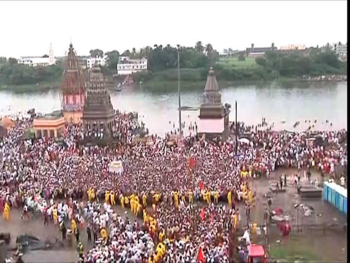 विठ्ठल-रूक्मिणी मंदिर परिसरासोबतच चंद्रभागा नदीत स्नान करण्यासाठी लाखो वारकऱ्यांची एकच गर्दी झाली आहे.