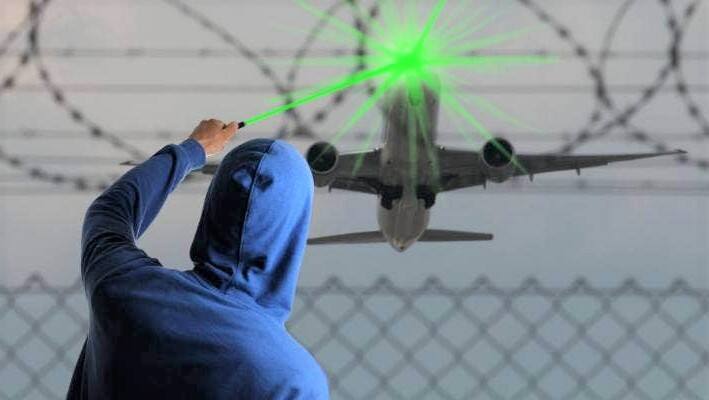 There will be jail for shining laser light on the plane know what are the rules Airline Regulation: हवाई जहाज़ को लेजर लाइट दिखाने पर होगी जेल, जानें क्या है नियम