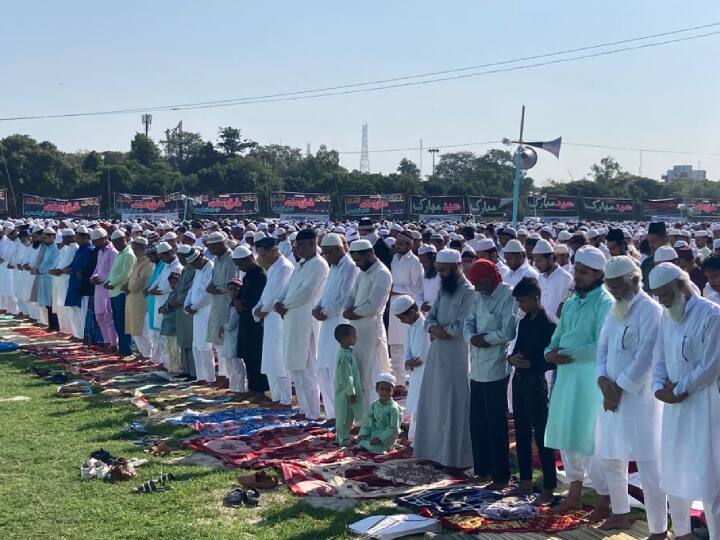 Eid Al Adha 2022: Namazis offer Bakrid prayer at the historic Gandhi Maidan in Patna on sunday morning Eid Al Adha 2022: पटना के ऐतिहासिक गांधी मैदान में नमाजियों ने अदा की बकरीद की नमाज, अमन-चैन की मांगी दुआ