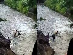 Watch Video: கரைபுரண்டோடிய ஆறு.. உயிர் பணயம் வைத்து இருவரை காப்பாற்றிய கெத்து போலீஸ்! வைரல் வீடியோ!