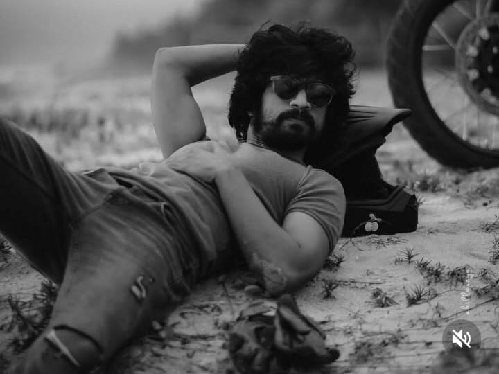 அசருது அசருது ஊர் மொத்தம்மா அதுயென்ன அதுயென்ன உன் குத்தம்மா!