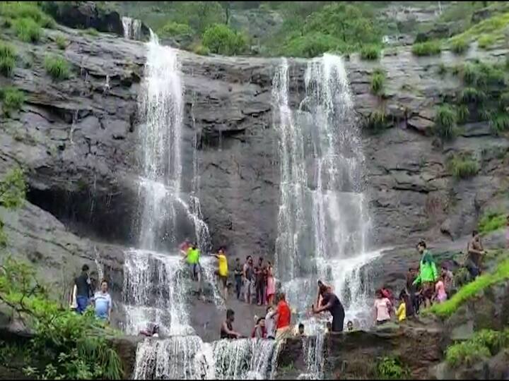 या धबधब्यावर शेकडोच्या संख्येने पर्यटक इथं मनसोक्त आनंद लुटतात, यामध्ये महिला, पुरुष , लहान मुलांसह सगळेच येथे या वॉटरफॉलची मजा घेताना दिसतात.