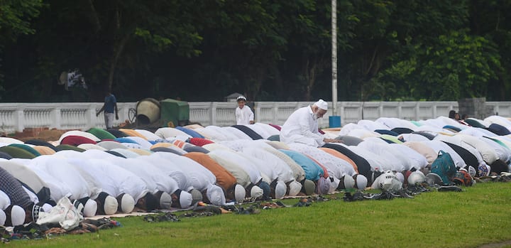 আজ রবিবার। আজ দেশ জুড়ে পালিত হয়েছে বকরি ইদ। কলকাতাতেও পালিত হয়েছে অনুষ্ঠান। কলকাতায় রেজ রোডে নমাজ পড়া হয়েছে। ছবি: পিটিআই