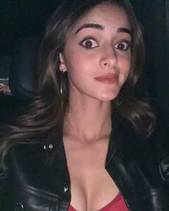 Ananya Pandey Pics: अनन्या पांडे के लुक्स ने लगाई इंटरनेट पर आग, तस्वीरों में दिखा सिजलिंग अवतार