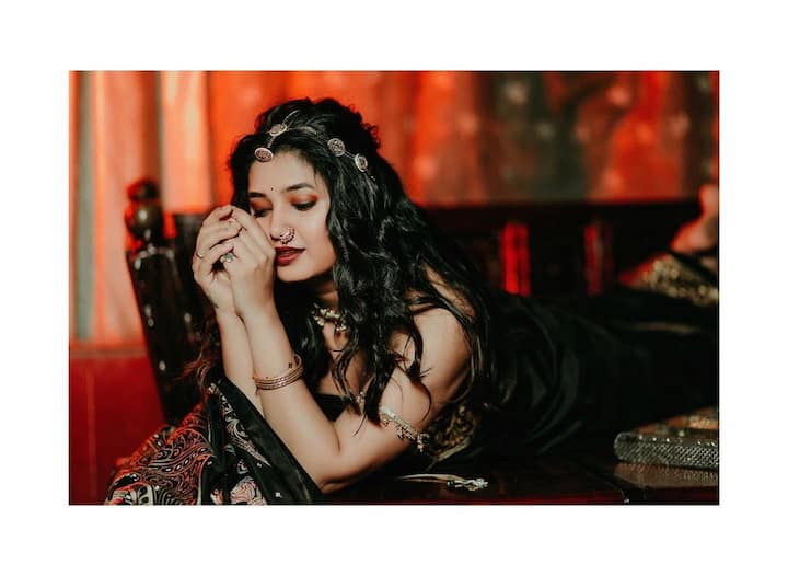 नुकतेच प्राजक्ता माळीने स्वतःचे काही सुंदर फोटो सोशल मीडियावर शेअर केले आहेत. हे फोटो पाहून चाहते चांगलेच घायाळ झाले आहेत.