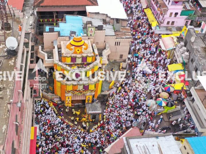 कोरोनामुळं दोन वर्षांनंतर वारकरी मोठ्या प्रमाणात दाखल झाले आहेत.