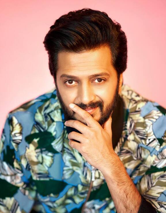 अभिनेता रितेश देशमुख (Riteish Deshmukh) त्याच्या अभिनयानं प्रेक्षकांची पसंती मिळतो. रितेशनं हिंदी चित्रपटसृष्टीबरोबरच मराठी चित्रपटसृष्टीत देखील विशेष ओळख निर्माण केली आहे.(Riteish Deshmukh/Instagram)