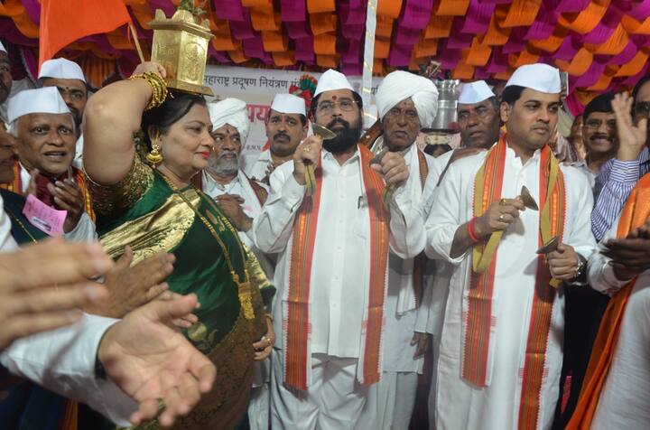 मुख्यमंत्र्यांनी सपत्नीक विठुरायाची शासकीय महापूजा केली.