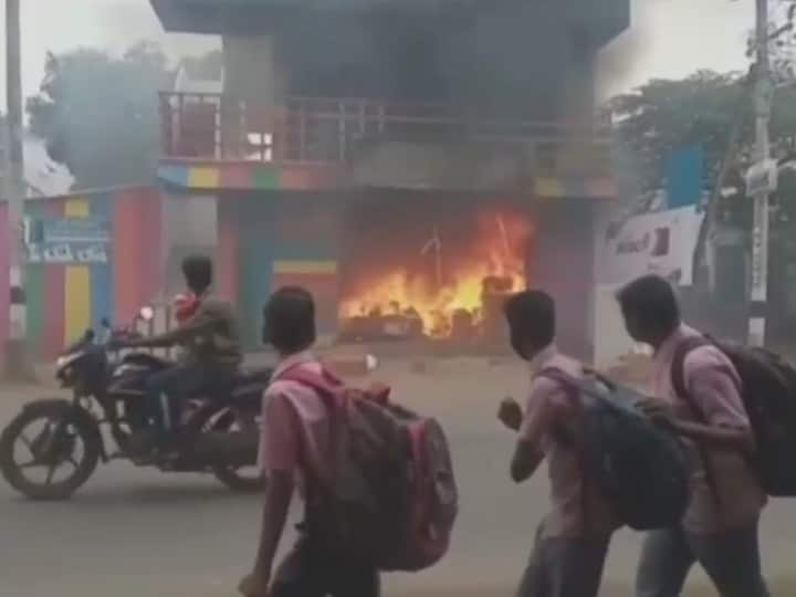 fire accident in courier service complex in kanyakumari கன்னியாகுமரியில் பற்றி எரிந்த கொரியர் நிறுவனம்.. தீயில் கருகிய ஆவணங்கள்..!