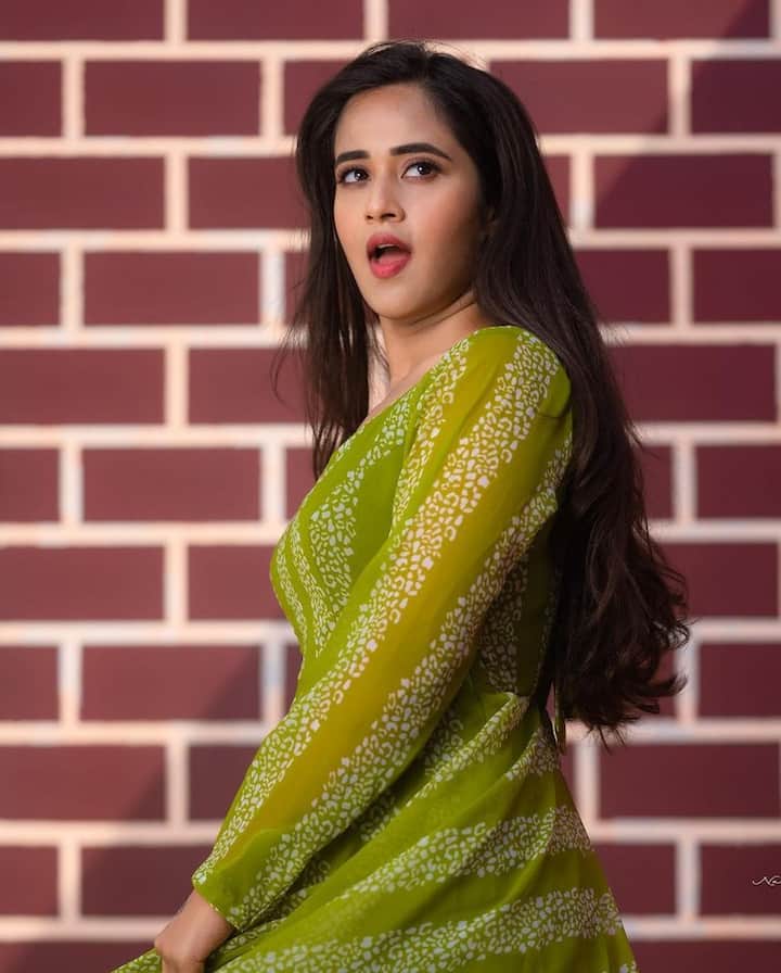 ఇన్స్టాగ్రామ్ లో ఆమెకి నాలుగు మిలియన్లకు దగ్గరగా ఫాలోవర్స్ ఉన్నారు.ఈ నెంబర్ పెరుగుతూనే ఉంటుంది.(Photo Courtesy: Deepthi Sunaina Instagram)