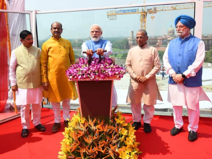 PM Modi Unveils 6.5-Metre Long National Emblem Cast On New Parliament Building Roof PM Modi Unveils 6.5-Metre Long National Emblem Cast On New Parliament Building Roof