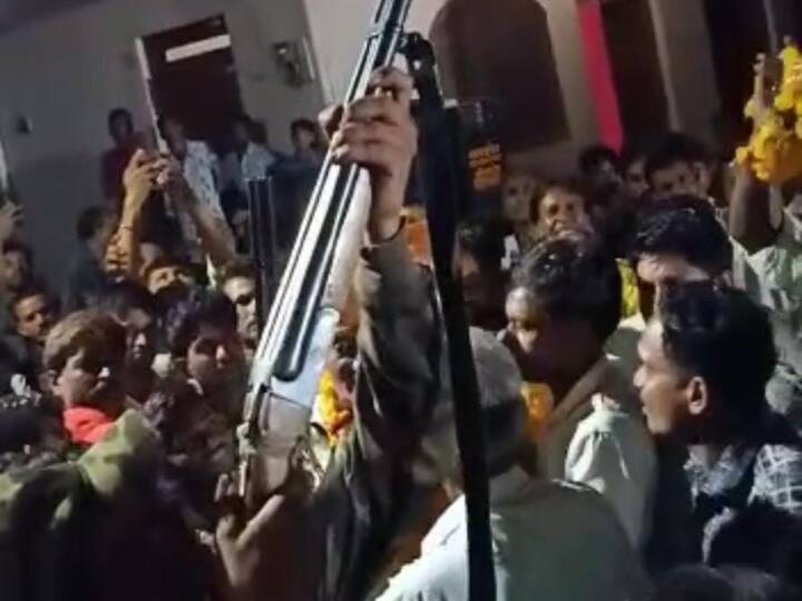 Ratlam News: सरपंच का चुनाव जीतने की खुशी में की हवाई फायरिंग, वीडयो सोशल मीडिया पर वायरल, पुलिस ने दर्ज किया मामला MP News Ratlam Openly firing joy becoming sarpanch police registered a case ANN Ratlam News: सरपंच का चुनाव जीतने की खुशी में की हवाई फायरिंग, वीडयो सोशल मीडिया पर वायरल, पुलिस ने दर्ज किया मामला