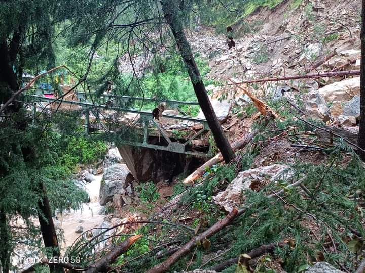 Rudraprayag News: एक दर्जन मोटरमार्ग बंद होने से बढ़ी लोगों की दिक्कत, नहीं आ पा रहे तीर्थयात्री, जानिए- कब तक खुलेंगे