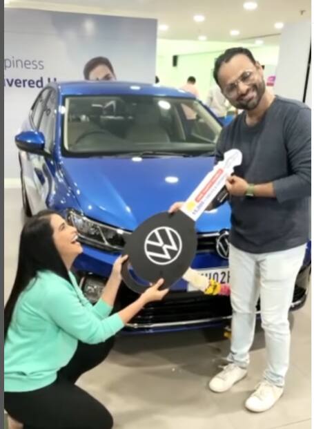 शर्मिष्ठानं या कारचे फोटो सोशल मीडियावर शेअर करुन त्याला खास कॅप्शन दिलं आहे.  (Sharmishtha Raut/instagram)