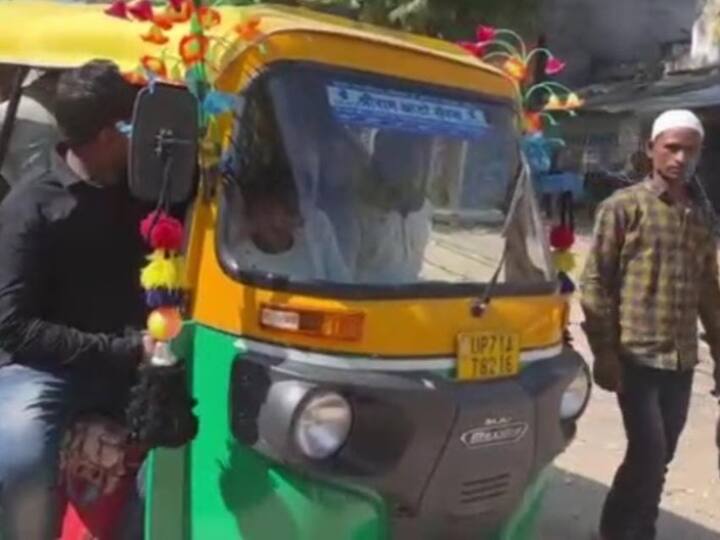 UP Cops Left Stunned After 27 Passengers Deboard An Auto In Fatehpur | WATCH UP Cops Left Stunned After 27 Passengers Deboard An Auto In Fatehpur | WATCH UP Cops Left Stunned After 27 Passengers Deboard An Auto In Fatehpur | WATCH