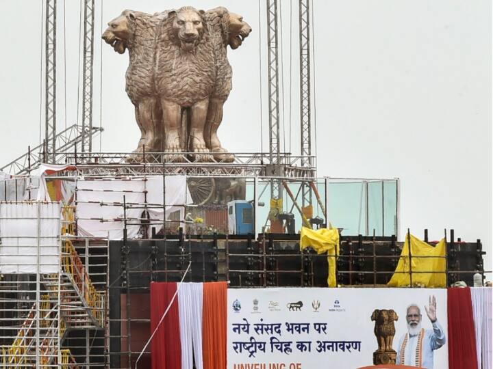 प्रधान मंत्री नरेंद्र मोदी ने सोमवार, 11 जुलाई, 2022 को नए संसद भवन के शीर्ष पर राष्ट्रीय प्रतीक का अनावरण किया. इस अवसर पर लोकसभा अध्यक्ष, श्री ओम बिरला भी उपस्थित थे.