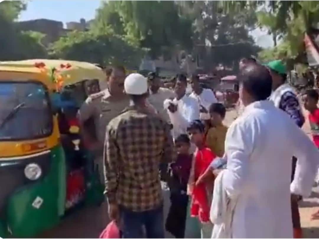 27 passengers in one auto, video going viral Viral Video: బస్సులో పట్టేంత మందిని ఆటోలో ఎక్కించేశాడు, పోలీసులకే దిమ్మదిరిగింది, వైరలవుతున్న వీడియో