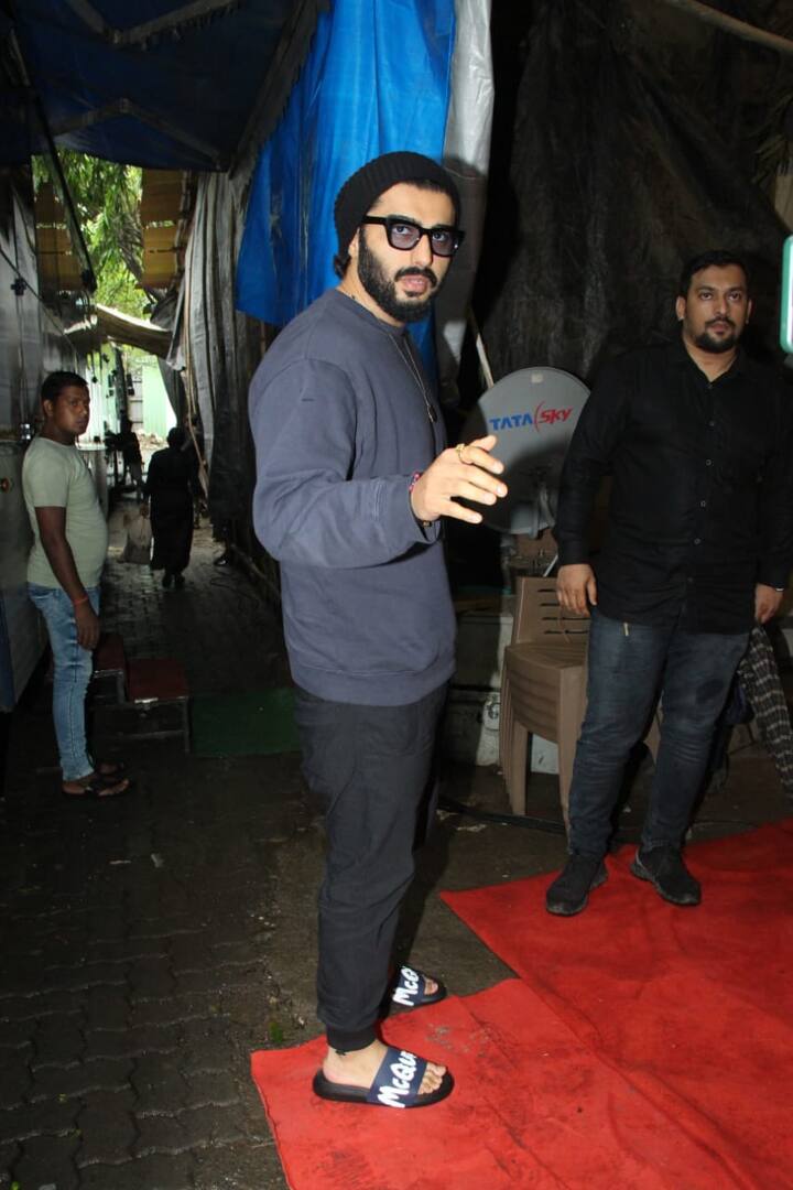 इस दौरान अर्जुन कैजुअल लुक में नजर आए. ब्लैक ट्राउजर के साथ उन्होंने ग्रे टी-शर्ट और कैप कैरी की. अर्जुन ने फोटोग्राफर्स के लिए पोज भी किया.