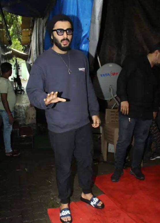 ਅਰਜੁਨ ਕਪੂਰ ਇਨ੍ਹੀਂ ਦਿਨੀਂ ਸੁਰਖੀਆਂ ਦਾ ਹਿੱਸਾ ਬਣੇ ਹੋਏ ਹਨ। ਉਹ ਆਪਣੀ ਆਉਣ ਵਾਲੀ ਫਿਲਮ 'ਏਕ ਵਿਲੇਨ ਰਿਟਰਨਸ' ਦੇ ਪ੍ਰਮੋਸ਼ਨ 'ਚ ਰੁੱਝੀ ਹੋਈ ਹੈ। ਇਸ ਫਿਲਮ 'ਚ ਉਨ੍ਹਾਂ ਨਾਲ ਜਾਨ ਅਬ੍ਰਾਹਮ, ਤਾਰਾ ਸੁਤਾਰੀਆ ਅਤੇ ਦਿਸ਼ਾ ਪਟਾਨੀ ਮੁੱਖ ਭੂਮਿਕਾਵਾਂ 'ਚ ਨਜ਼ਰ ਆਉਣ ਵਾਲੇ ਹਨ।