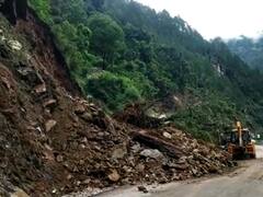 Kedarnath: लैंडस्लाइड से दो कारें बुरी तरह से क्षतिग्रस्त, केदारनाथ धाम आने वाले तीर्थयात्रियों की बढ़ी मुश्किलें