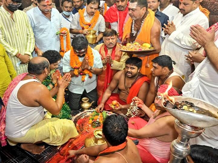 सीएम हेमंत सोरेन की पूजा मंदिर के विशेष पुजारियों ने कराई. इस दौरान वैदिक मंत्रोच्चार से पूरा परिसर गूंज उठा. मंदिर में सीएम की मौजूदगी को लेकर लोग भी खासे उत्साहित नजर आए.