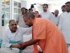 CM योगी आदित्यनाथ ने थामा मुलायम सिंह यादव का हाथ, भावुक पल में कुछ यूं बंधाया ढांढस