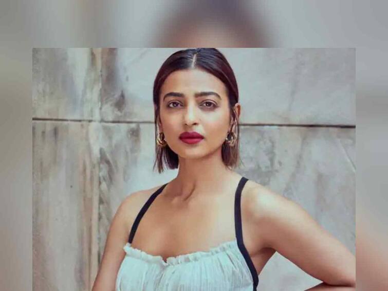 Bollywood Actress Radhika Apte revealed that she forgot to click photos at her own wedding and the reason behind it Radhika Apte : स्वतःच्याच लग्नात पतीसोबत फोटो काढायला विसरली राधिका आपटे, कारण सांगताना म्हणतेय...