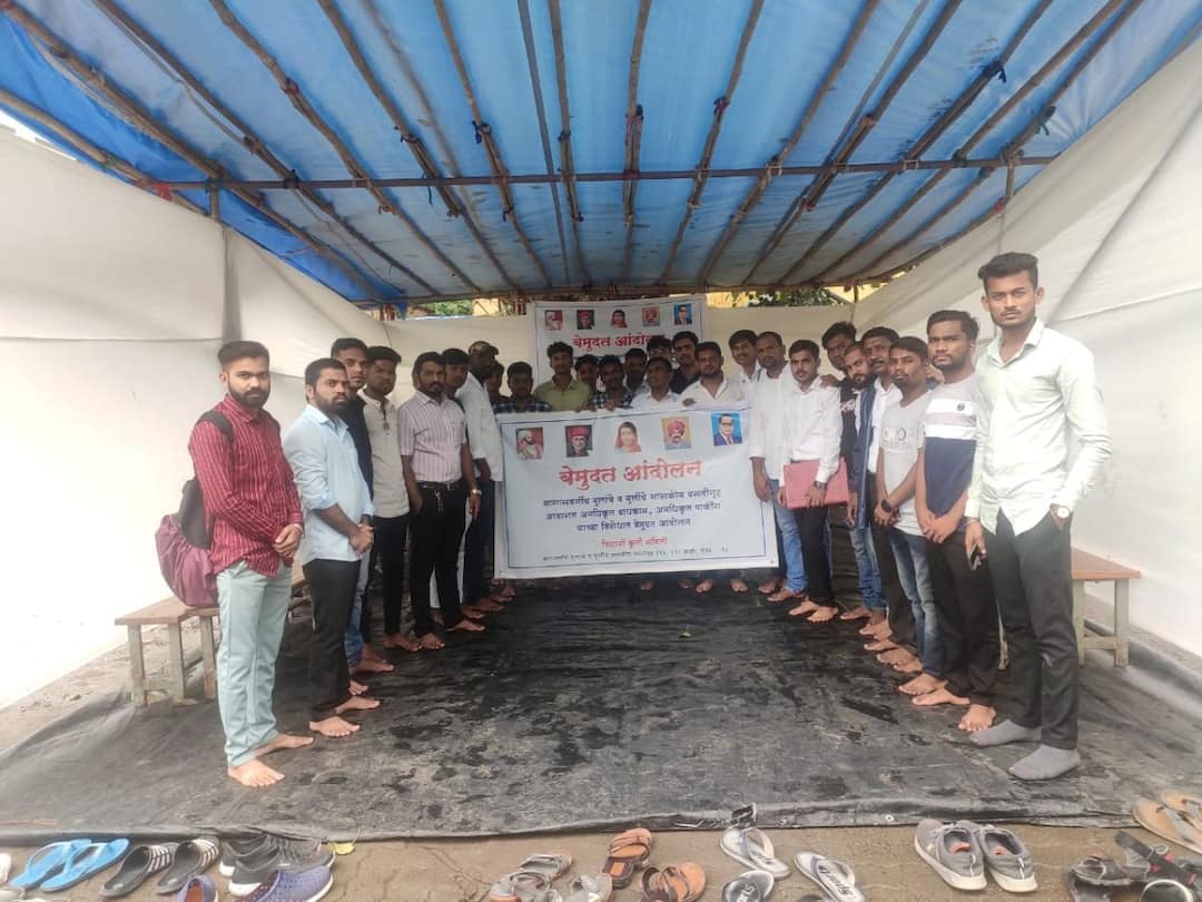 students protest agitation of Unauthorized construction in place of government hostel in Worli  वरळीतील शासकीय वसतिगृहाच्या जागेत अनधिकृत बांधकामे, विद्यार्थ्यांचे बेमुदत आंदोलन