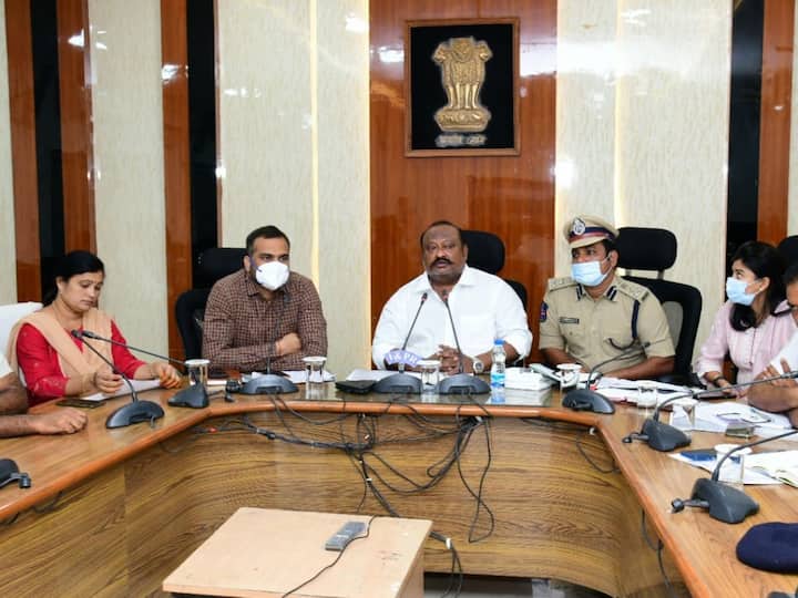 Karimnagar Rains: TS Minister Gangula Kamalar hold review meeting on Rain situation in District Rains In Telangana: ప్రాజెక్టులకు పెరుగుతున్న వరద ప్రవాహం, ప్రజలను మరోసారి హెచ్చరించిన ప్రభుత్వం