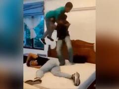 Sri Lanka Crisis: श्रीलंका पीएम के बेड पर मॉक कुश्ती, प्रदर्शनकारियों ने ऐसे उड़ाया सत्ता का मजाक