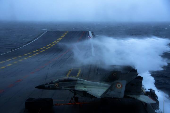 ఇండియన్ నేవీ మరియు కొచ్చిన్ షిప్‌యార్డ్ లిమిటెడ్ విక్రాంత్‌ను రూపొందించింది. ఈ ఎయిర్‌క్రాఫ్ట్ క్యారియర్‌ నిర్మాణంలో 76% కంటే ఎక్కువ స్వదేశీ పరిజ్ఞ‌ానం వినియోగించడం ‘ఆత్మనిర్భర్ భారత్’, ‘మేక్ ఇన్ ఇండియా ఇనిషియేటివ్’ లో గొప్ప ప్రగతికి నిదర్శనం.