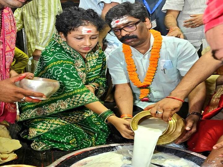 पूजा के बाद सीएम हेमंत सोरेन ने बताया कि भोलेनाथ से राज्य की उन्‍नति, अमन-चैन, सुख-शांति, समृद्धि और खुशहाली की कामना की.